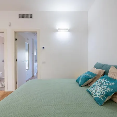 Διαμέρισμα Maison Blaesia - Beachfront Modern Sea Loft Μπάρι